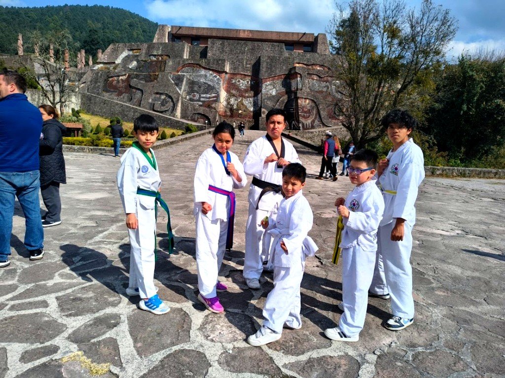 Alumnos e instructor de Jaguares Taekwondo posando en un viaje de entrenamiento al aire libre