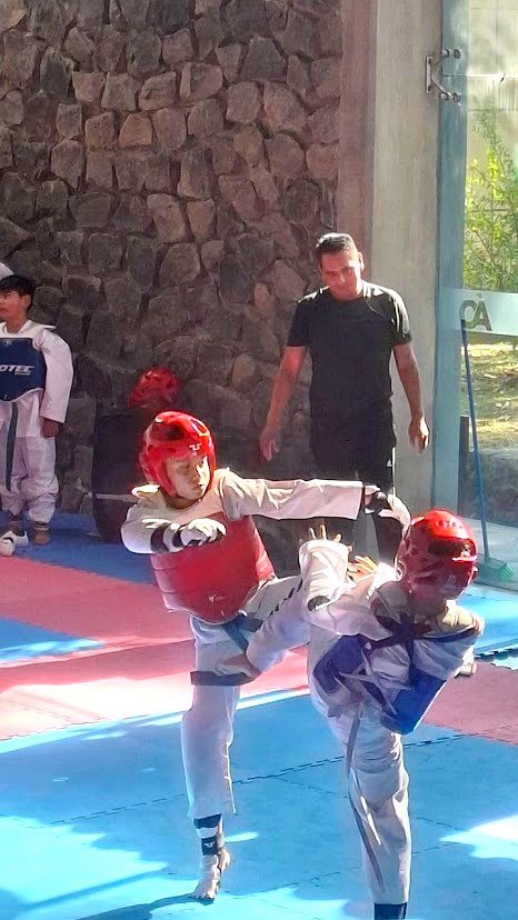 Dos jóvenes alumnos de Jaguares combatiendo con equipo protector oficial de Taekwondo